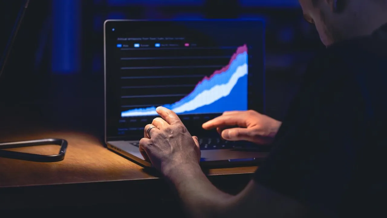 Czy warto kupować domenę .com dla biznesu w Polsce