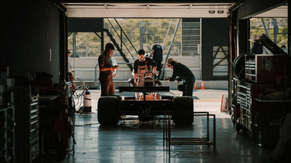 kto sponsoruje formule 1 globalni partnerzy